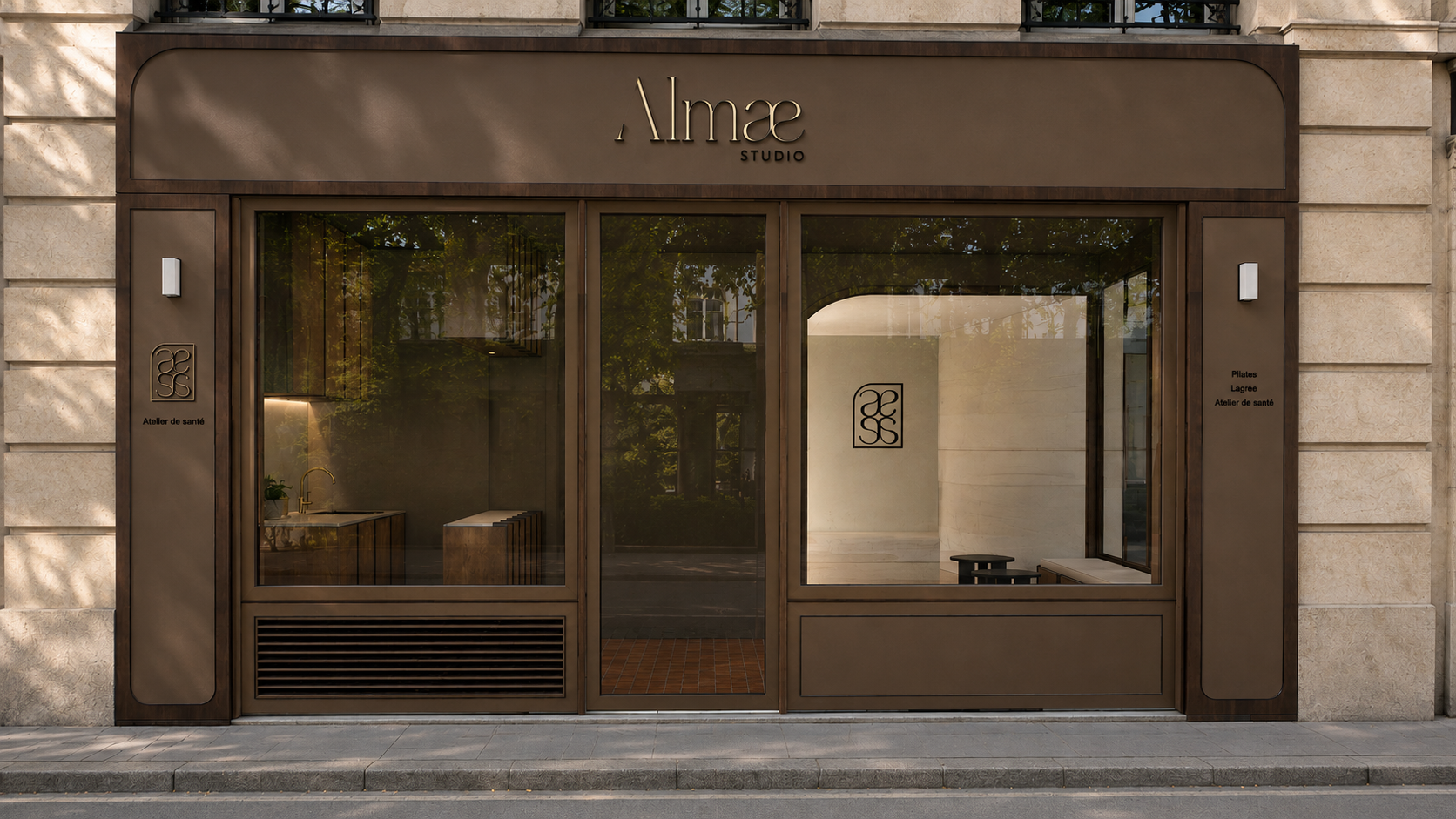 Ambiance du studio Almaé : lumière naturelle, bois clair et matières douces